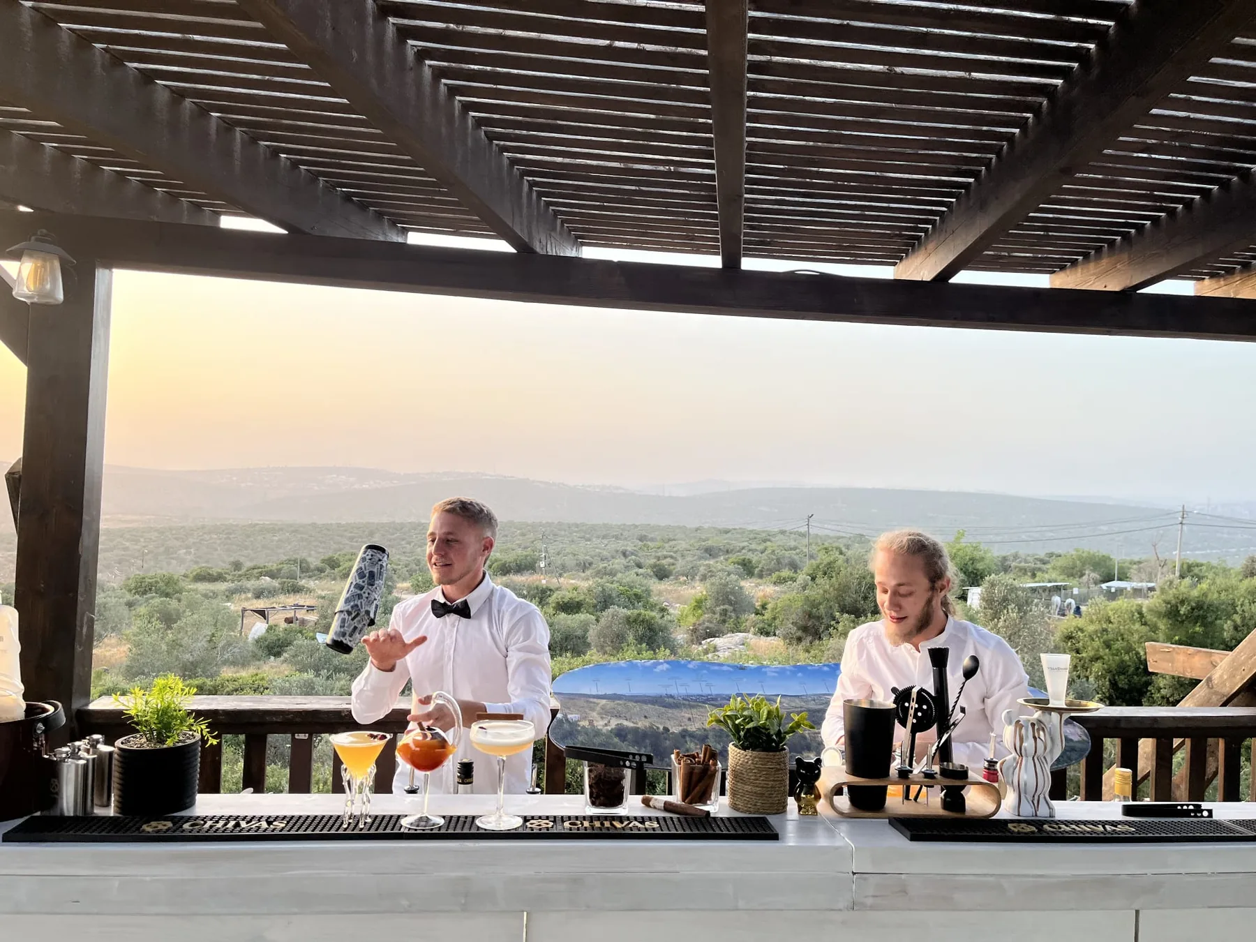 צוות CERVO BAR מגיש קוקטיילים באירוע מול נוף פתוח